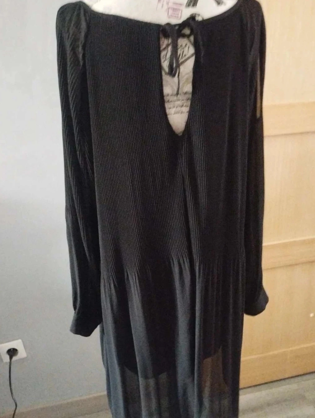 Zwarte jurk met open schouders, Piment Rouge, T40 – photo 8